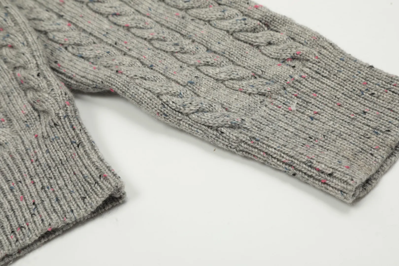 vivienne west wood Vivienne heavy-duty twist multi-color classic cardigan knitted sweater wool 2024 autumn latest style 🧩 15% merino cotton wool 85% wool blend 🧩Correct Italian 🇮🇹100% wool washed wheat logo Size: S -M- L Color: White Dark Gray Blue